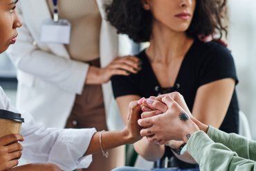 People with endometriosis support each other