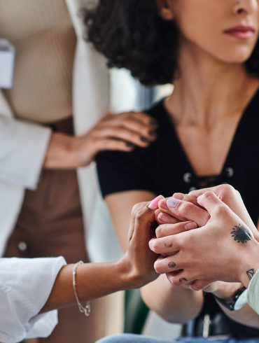 People with endometriosis support each other