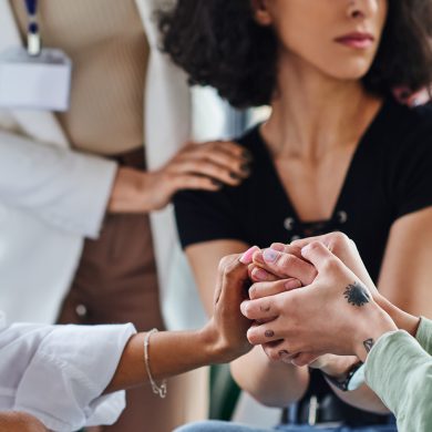 People with endometriosis support each other